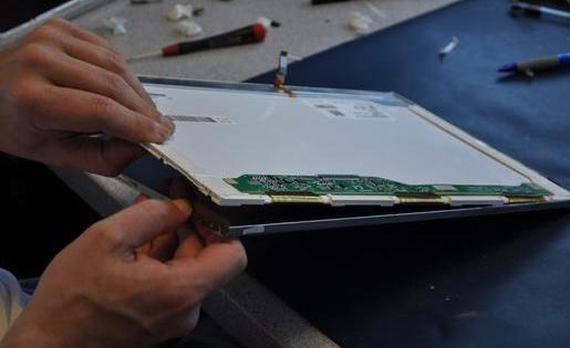 Panasonic Toughbook Display Reparatur statt Tausch f&uuml;r ca. 1/4 vom Displayneupreis durch Austausch des LED-Panels in ein CCFL-Display