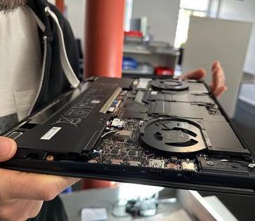 Réparation de la carte mère sur Asus Zenbook : le client économise plus de 2 000 &euro;