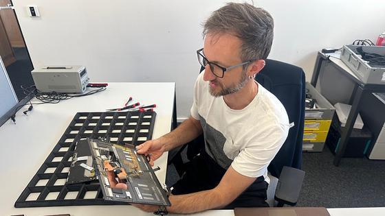 HP Spectre Folio 13-ak0010ng: Achtung beim Akkuwechsel &ndash; Steckverbindung kann rei&szlig;en
