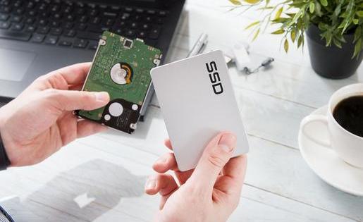 SSD Einbau in Laptop mit System&uuml;bernahme: HDD im Notebook gegen SSD austauschen