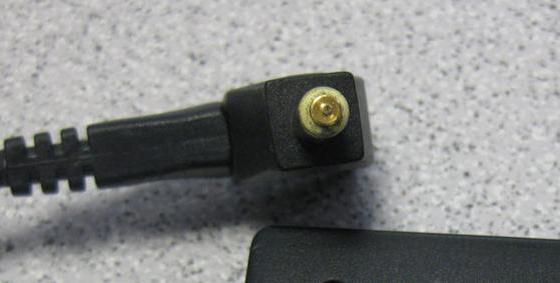 Inner pin of power socket broken: Reason is a low-quality replacement power supply