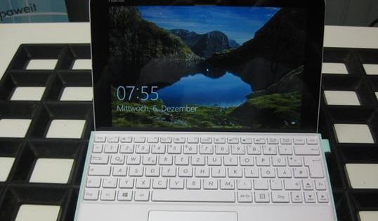Réparation d’écran difficile sur la tablette Asus T102HA.